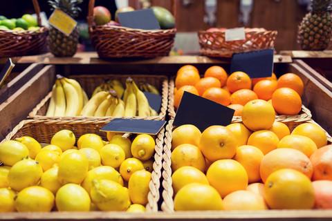 销售,购物,维生素c和生态食品的概念— —成熟的水果在篮子里的 i>铭